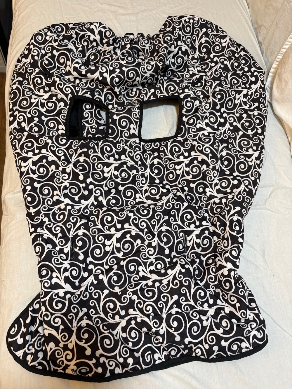 Women’s Black & White Swirl Pattern Quilted Childs car seat Topper